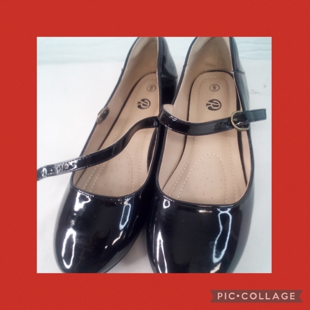 Girls black patent leather shoes.